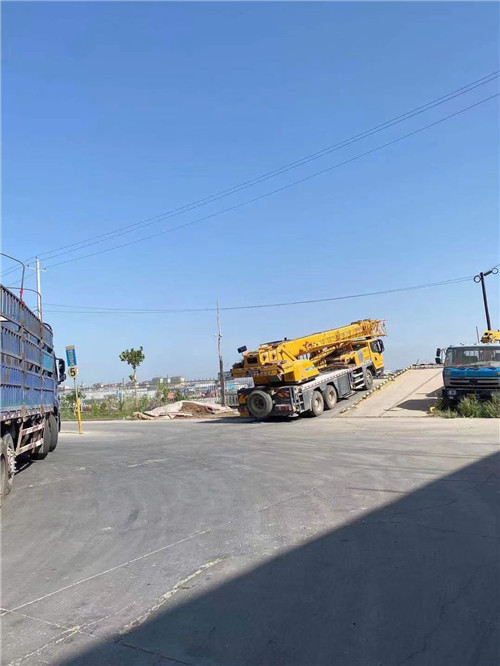 伊宁县25吨吊车的租赁价格大概是多少？