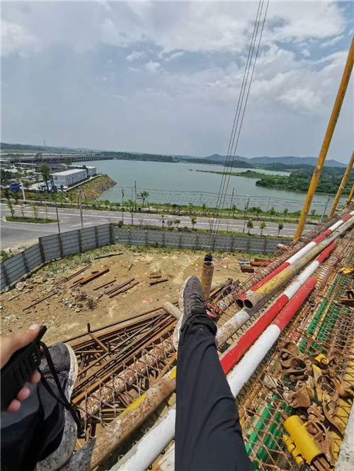 伊宁县作业中发生设备损坏或人员意外，责任怎么划分？