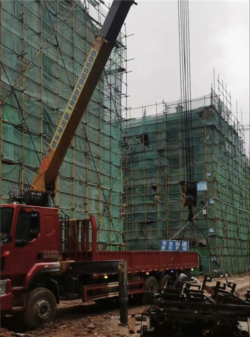 伊宁县“慢工细活”—— 吊车的 “微动控制” 技术