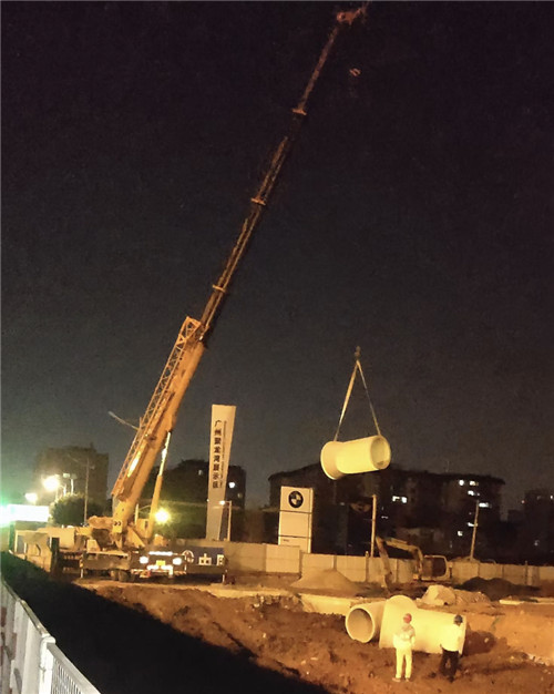 伊宁县“弯臂矫正”—— 吊车的 “形变补偿” 技术