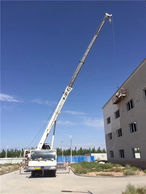 伊宁县“轻装强干”—— 吊车的 “轻量化臂架” 技术