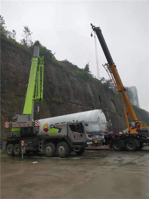 伊宁县“不怕风雨冻”—— 吊车的 “恶劣环境适应” 技术